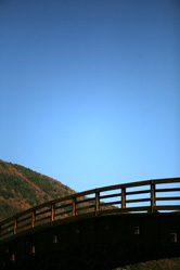 【写真】木曽の大橋の写真5〜奈良井宿方面に向かってやや左側から橋の曲線を撮影。