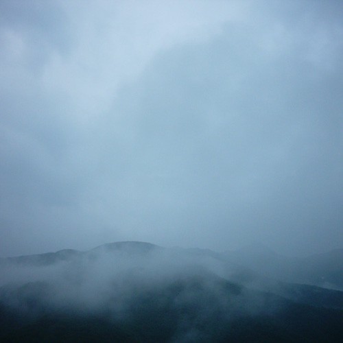 【画像】霧というか雨雲というか、とにかく靄がかかった白馬の山