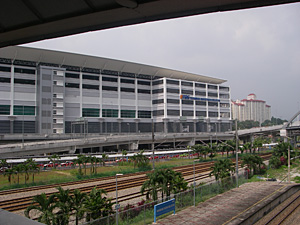 【画像】Terminal Bersepadu Selatan（TBS-BTS）へ向かう通路から見えるTerminal Bersepadu Selatan（TBS-BTS）