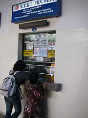 【画像】マラッカの長距離バスステーション（マラッカ・セントラル・バスステーション）内のKKKL Expressバスのチケット窓口