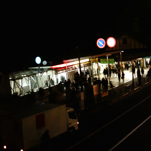 【画像】2012年1月1日元旦早朝の原宿駅前