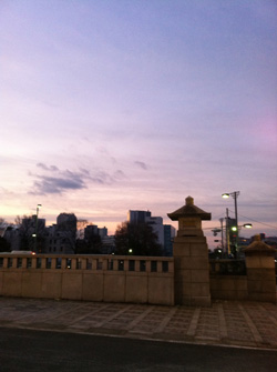【画像】2012年1月1日元旦早朝の原宿駅横、神宮橋