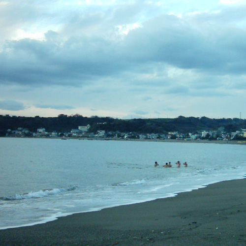 ミニデジ（MiniDigi）で撮影した三浦海岸で寒中水泳する人々