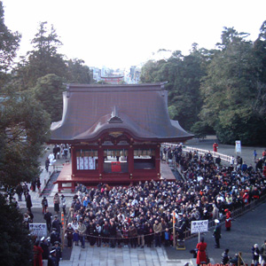 ミニデジ（MiniDigi）で撮影した鎌倉鶴岡八幡宮の参拝客と舞殿