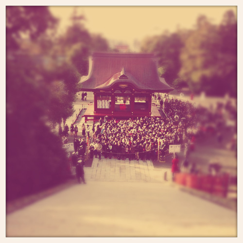 iPhone+KitCamで撮影した鎌倉鶴岡八幡宮の参拝客と舞殿