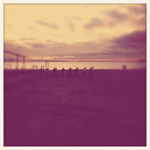 iPhone+KitCamで撮影した砂浜を走る人達