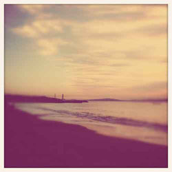 iPhone+KitCamで撮影した朝焼けの海岸と灯台
