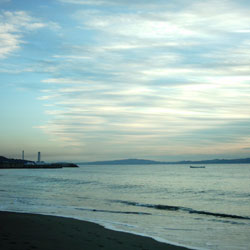 ミニデジ（MiniDigi）で撮影した朝焼けの海岸と灯台