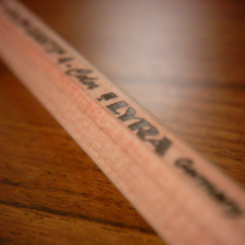 【画像】4色色鉛筆に刻まれたLYRA（リラ）のロゴ部分