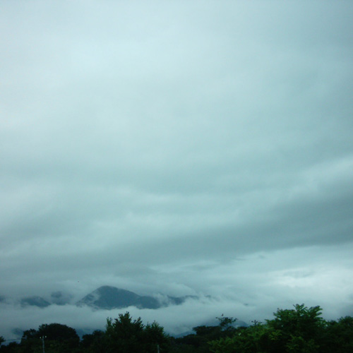 【画像】雨雲で覆われた釣り場