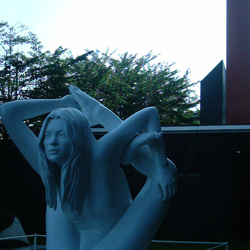 【画像】東京国立近代美術館の前庭に展示してあるマーク・クイン《神話（スフィンクス）》