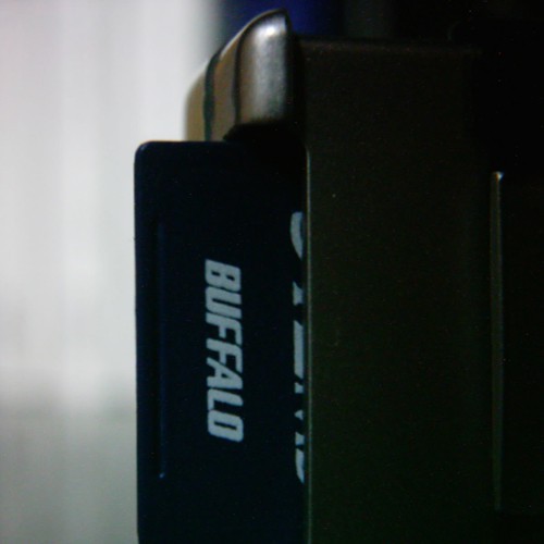 【写真】VistaQuest VQ1005にSDカードを装着したところをVivitar クローズアップレンズで撮影。