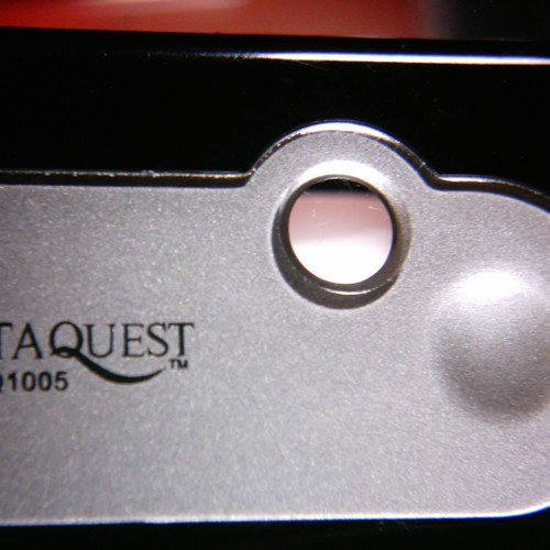 【写真】VistaQuest VQ1005の本体カバーをvitar クローズアップレンズで撮影。