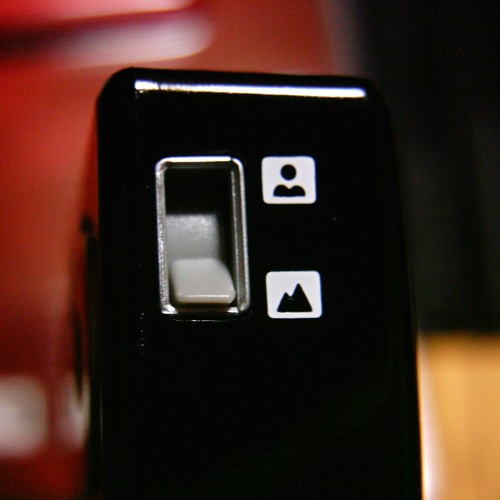 【写真】VistaQuest VQ1005のマクロ／風景モードボタンをvitar クローズアップレンズで撮影。