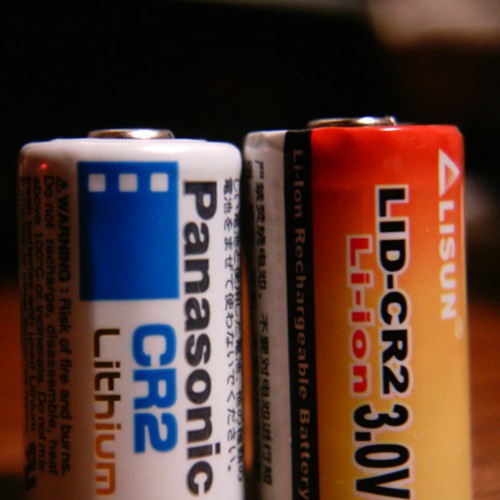 【写真】いつも使っていたPanasonicのCR2リチウム電池と前回購入したCR2リチウムイオン充電池をVivitar クローズアップレンズで並べて撮影。