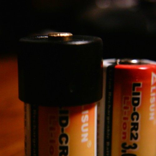 【写真】付属のアダプタを付けたCR2リチウムイオン充電池をVivitar クローズアップレンズで撮影。
