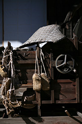 【写真】大妻籠の民宿「丸屋（まるや）」さんの入口付近にあった農作業用具など。