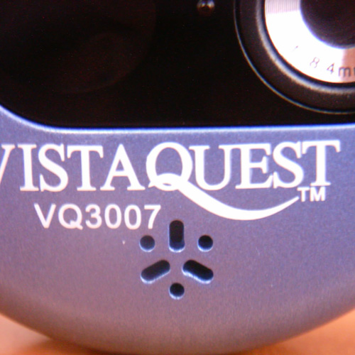 【写真】VistaQuest VQ3007のスピーカー部分をVivitar クローズアップレンズで撮影。