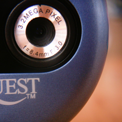 【写真】VistaQuest VQ3007を正面レンズ部分をVivitar クローズアップレンズで撮影。