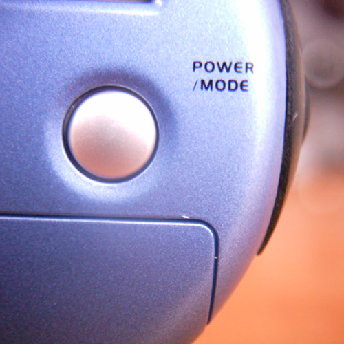 【写真】VistaQuest VQ3007の電源ボタンをVivitar クローズアップレンズを使って撮影