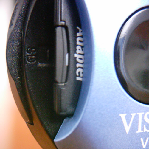 【写真】VistaQuest VQ3007にSDカードを装着したところをVivitar クローズアップレンズを使って撮影。