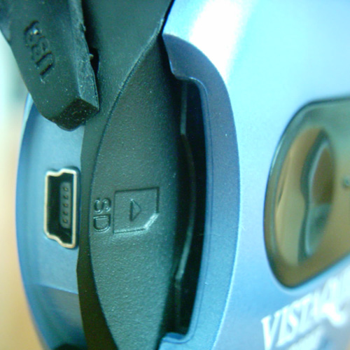 【写真】VistaQuest VQ3007のUSB端子部分をVivitar クローズアップレンズで撮影。