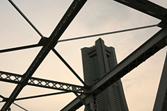 【写真】EOS5Dで撮影した橋越しのランドマークタワー。