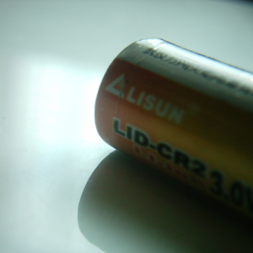 【写真】使えなくなったCR2リチウムイオン充電池をvitar クローズアップレンズで撮影。