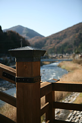【写真】木曽の大橋の写真3〜奈良井宿方面から橋を渡る前に、うっすら紅葉がかった山を背景にを撮影。