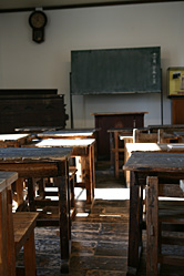 【写真】旧開智小学校内の教室を後ろの方から撮影。