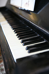 【写真】旧開智小学校内の教室にあったピアノを撮影。