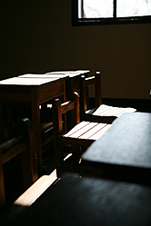 【写真】旧開智小学校内の教室にあった机と椅子を撮影。