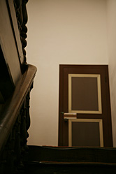 【写真】旧開智小学校内の階段の踊り場を階段下の方から撮影。