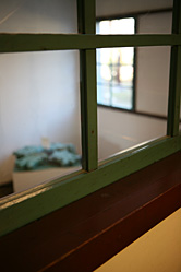 【写真】旧開智小学校内の教室の一室を窓越しに撮影。