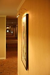 【写真】ホテル日航アリビラのエレベーターホールから各部屋への通路を撮影。