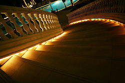 【写真】ホテル日航アリビラのプールサイドへ下りる階段。