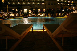 【写真】ホテル日航アリビラのプールをプールサイドのベンチ越しに撮影。