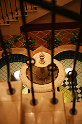 【写真】ホテル日航アリビラの地階にある噴水を上から撮影。