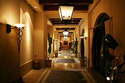 【写真】ホテル日航アリビラのフロントからエレベーターホールまでの間の廊下。