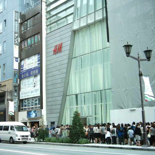 【写真】「H&M」銀座店の行列を道路を挟んで撮影。