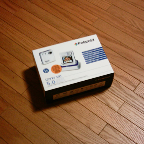 【写真】購入したPolaroid izone550デジタルカメラのパッケージ。