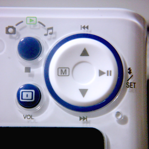 【写真】Polaroid izone550デジタルカメラ背面の各種設定用ボタン周りをVivitar クローズアップレンズで撮影。