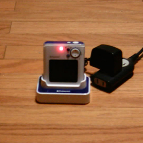 【写真】Polaroid izone550デジタルカメラをドッキングステーションで充電している様子を撮影。