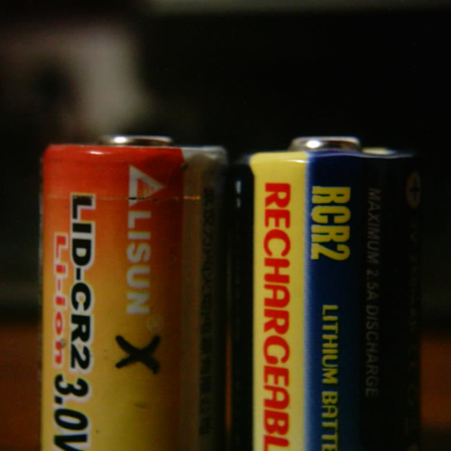 【写真】購入したCR2リチウムイオン充電池「RCR2」と、以前に買った充電池「LID-CR2」を並べてVivitar クローズアップレンズで撮影。