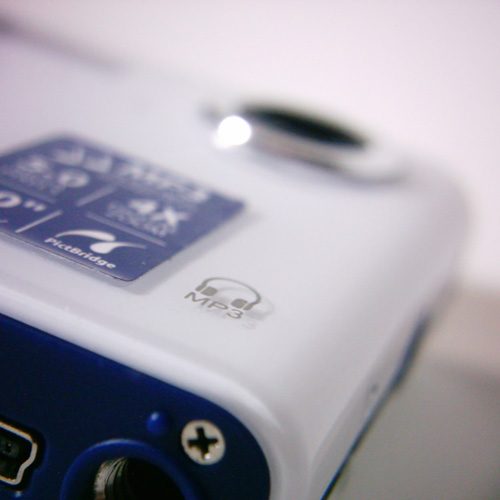 【写真】Polaroid izone550デジタルカメラを右下からMP3マークを入れてVivitar クローズアップレンズで撮影。