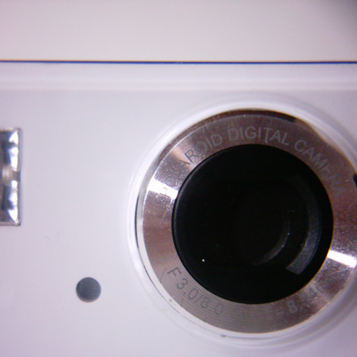 【写真】Polaroid izone550デジタルカメラのレンズ部分をVivitar クローズアップレンズで撮影。