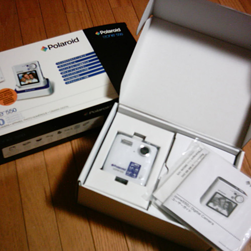 【写真】Polaroid izone550デジタルカメラの同梱品を撮影。
