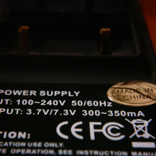 【写真】CR2リチウムイオン充電池「RCR2」の充電器に書いてある仕様と製造国の部分をVivitar クローズアップレンズで撮影。