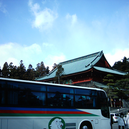 【写真】2009年1月1日、日光山輪王寺の駐車場に停まるバスと三仏堂。