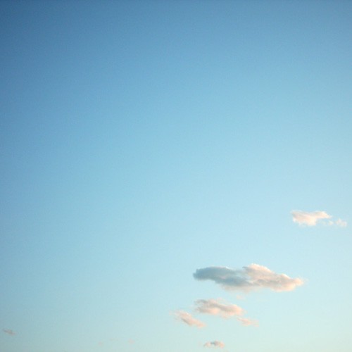 【画像】ミニデジ（MiniDigi）で夕焼けの空に浮かぶ小さな雲の塊を写した一枚
